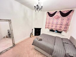 5br-10guests-hottub-parking-garden-patio