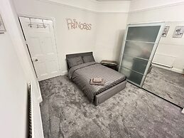 5br-10guests-hottub-parking-garden-patio