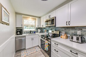 Walk to Beach: Tropical Retreat in Anna Maria