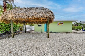 Walk to Beach: Tropical Retreat in Anna Maria