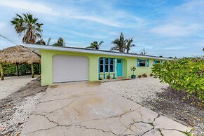 Walk to Beach: Tropical Retreat in Anna Maria