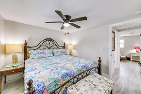Walk to Beach: Tropical Retreat in Anna Maria