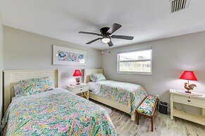 Walk to Beach: Tropical Retreat in Anna Maria