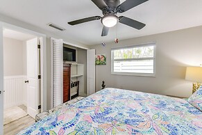 Walk to Beach: Tropical Retreat in Anna Maria