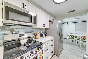 Walk to Beach: Tropical Retreat in Anna Maria