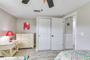 Walk to Beach: Tropical Retreat in Anna Maria