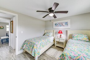 Walk to Beach: Tropical Retreat in Anna Maria
