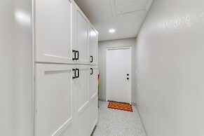 Walk to Beach: Tropical Retreat in Anna Maria