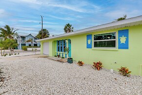 Walk to Beach: Tropical Retreat in Anna Maria