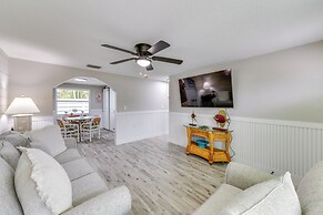 Walk to Beach: Tropical Retreat in Anna Maria