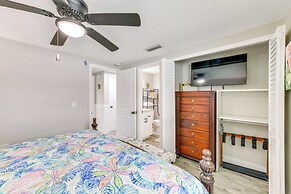 Walk to Beach: Tropical Retreat in Anna Maria