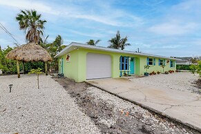 Walk to Beach: Tropical Retreat in Anna Maria