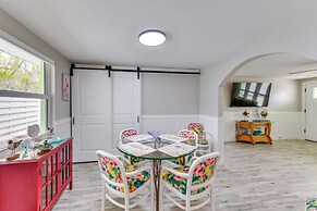 Walk to Beach: Tropical Retreat in Anna Maria