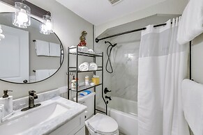 Walk to Beach: Tropical Retreat in Anna Maria