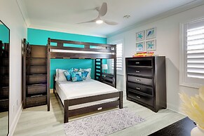 Walk to Ocean: Carolina Beach Condo w/ 2 Balconies