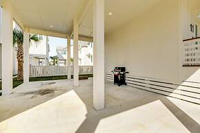 1 Mi to Beach: Home w/ Pool Access in Port Aransas