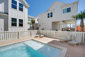 1 Mi to Beach: Home w/ Pool Access in Port Aransas
