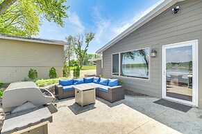Steps to Mississippi River: Hot Tub Haven!