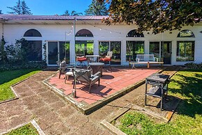 Fire Pit + Game Room: North East Family Retreat!