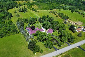 Fire Pit + Game Room: North East Family Retreat!