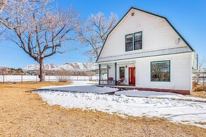 Patio & Mountain Views: Farmhouse in Mancos!