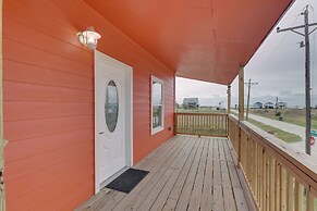 9 Mi to Crystal Beach: Pet-friendly Apt w/ Balcony