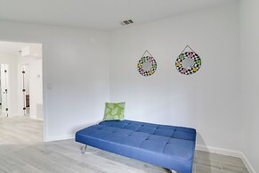 9 Mi to Crystal Beach: Pet-friendly Apt w/ Balcony