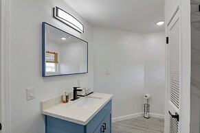 9 Mi to Crystal Beach: Pet-friendly Apt w/ Balcony