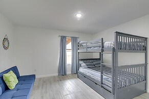 9 Mi to Crystal Beach: Pet-friendly Apt w/ Balcony