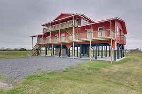 9 Mi to Crystal Beach: Pet-friendly Apt w/ Balcony