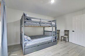 9 Mi to Crystal Beach: Pet-friendly Apt w/ Balcony