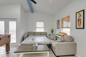 9 Mi to Crystal Beach: Pet-friendly Apt w/ Balcony