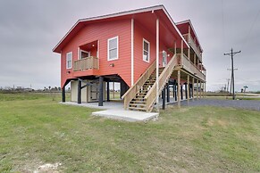 9 Mi to Crystal Beach: Pet-friendly Apt w/ Balcony