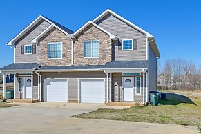 5 Mi to Charlotte Motor Speedway: Cozy Townhome