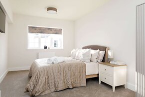 Beautiful 4-bed Close to South Downs Goodwood
