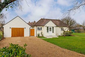 Beautiful 4-bed Close to South Downs Goodwood