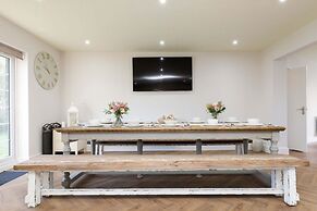Beautiful 4-bed Close to South Downs Goodwood