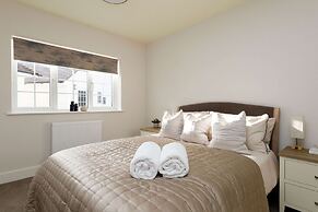 Beautiful 4-bed Close to South Downs Goodwood
