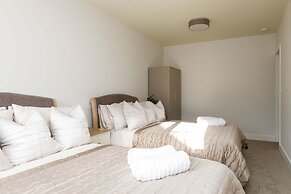 Beautiful 4-bed Close to South Downs Goodwood
