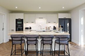 Beautiful 4-bed Close to South Downs Goodwood