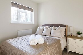 Beautiful 4-bed Close to South Downs Goodwood
