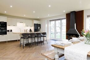 Beautiful 4-bed Close to South Downs Goodwood