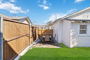 Charming Bungalow In Mckinney Walk To Downtown 2 Bedroom Bungalow