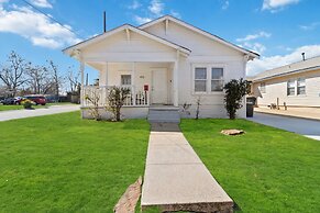 Charming Bungalow In Mckinney Walk To Downtown 2 Bedroom Bungalow
