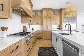 Sunny Days 7 Bedroom Home