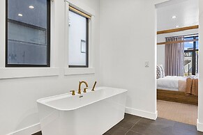 Sunny Days 7 Bedroom Home