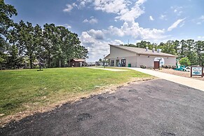 4 Mi to Greers Ferry Lake: Condo w/ Deck & Balcony