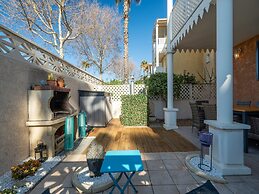 Beachside Apartment With Pool