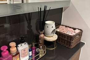 1 Bed Apartment Sleeps 2 - Free Parking -