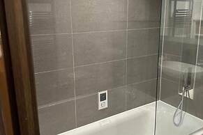 1 Bed Apartment Sleeps 2 - Free Parking -